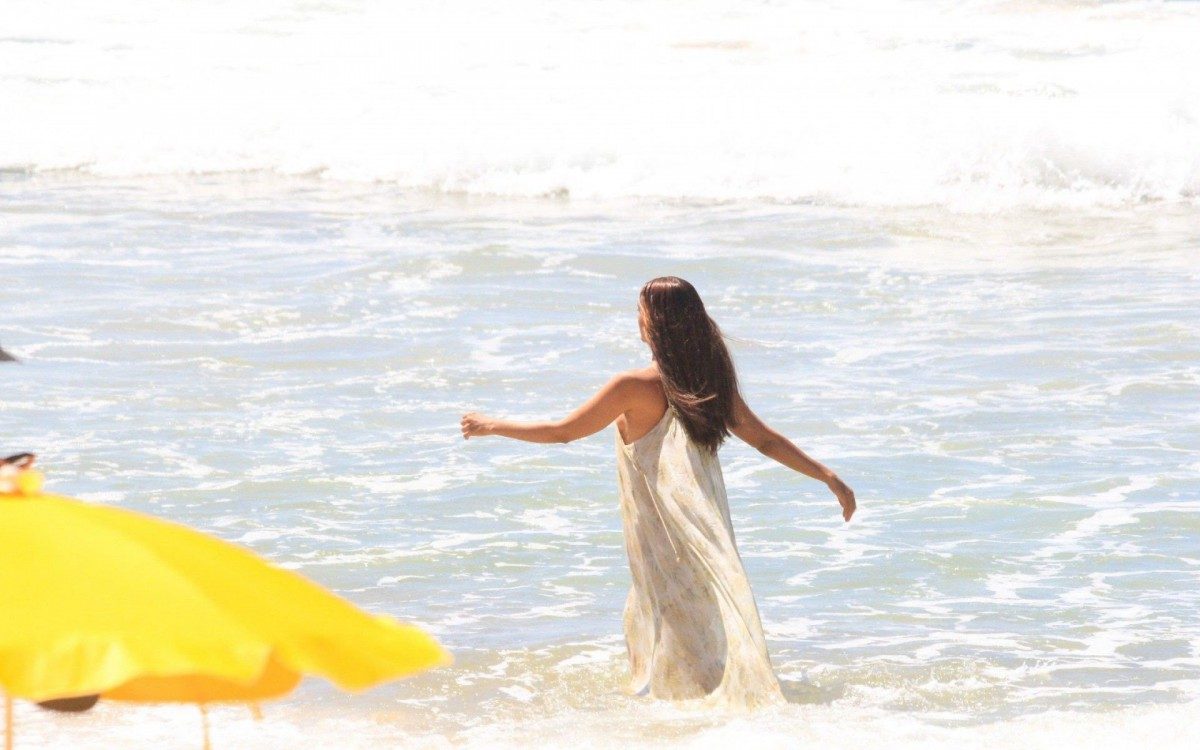 Camila Pitanga em sessão de fotos na praia