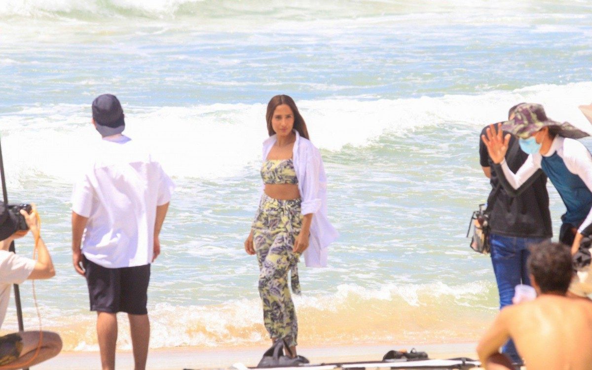 Camila Pitanga em sessão de fotos na praia