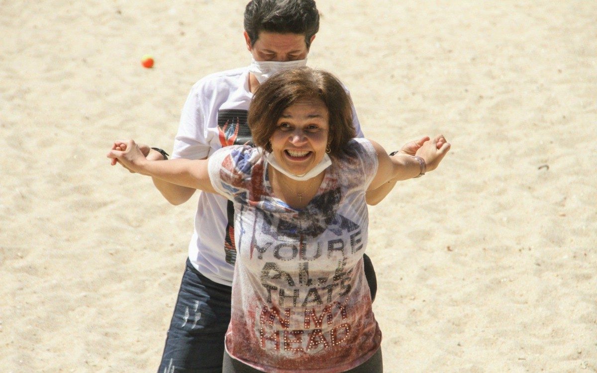 Claudia Rodrigues faz exercícios em praia na Zona Sul do Rio