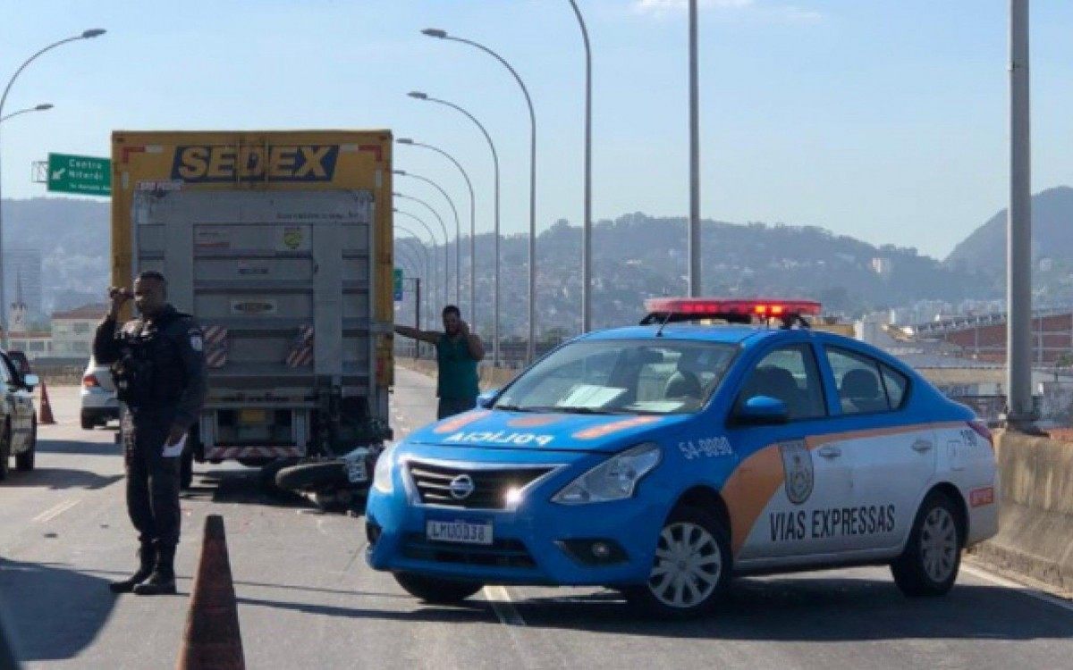 Acidente entre moto e caminhão causaram transtorno no trânsito da Linha Vermelha - Reprodução/Twitter