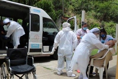 Idosos deixam Abrigo Regional Provisório e retornam para casa de repouso