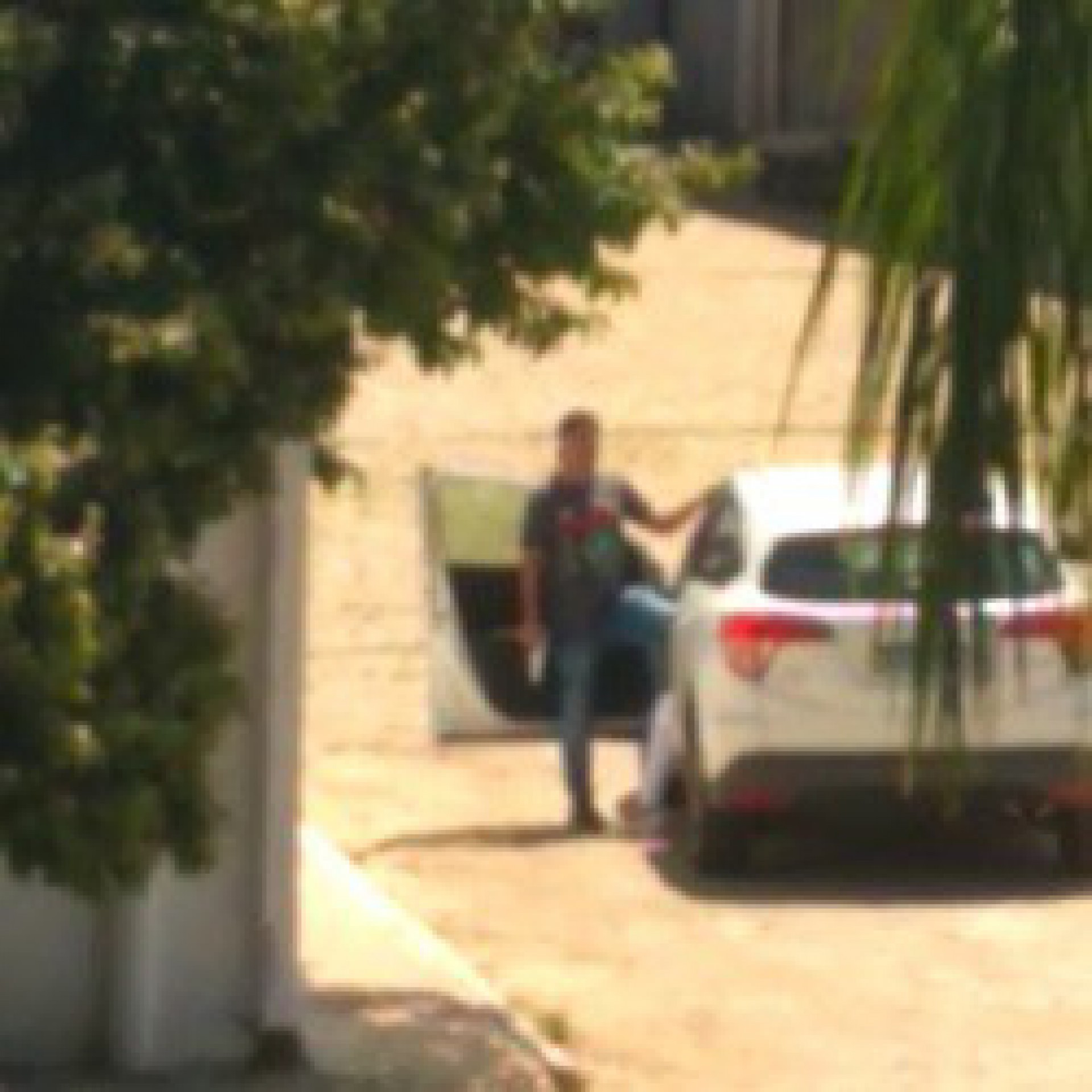O PM Janitom Celso Rosa segurando uma arma durante o sequestro da namorada - Divulgação 