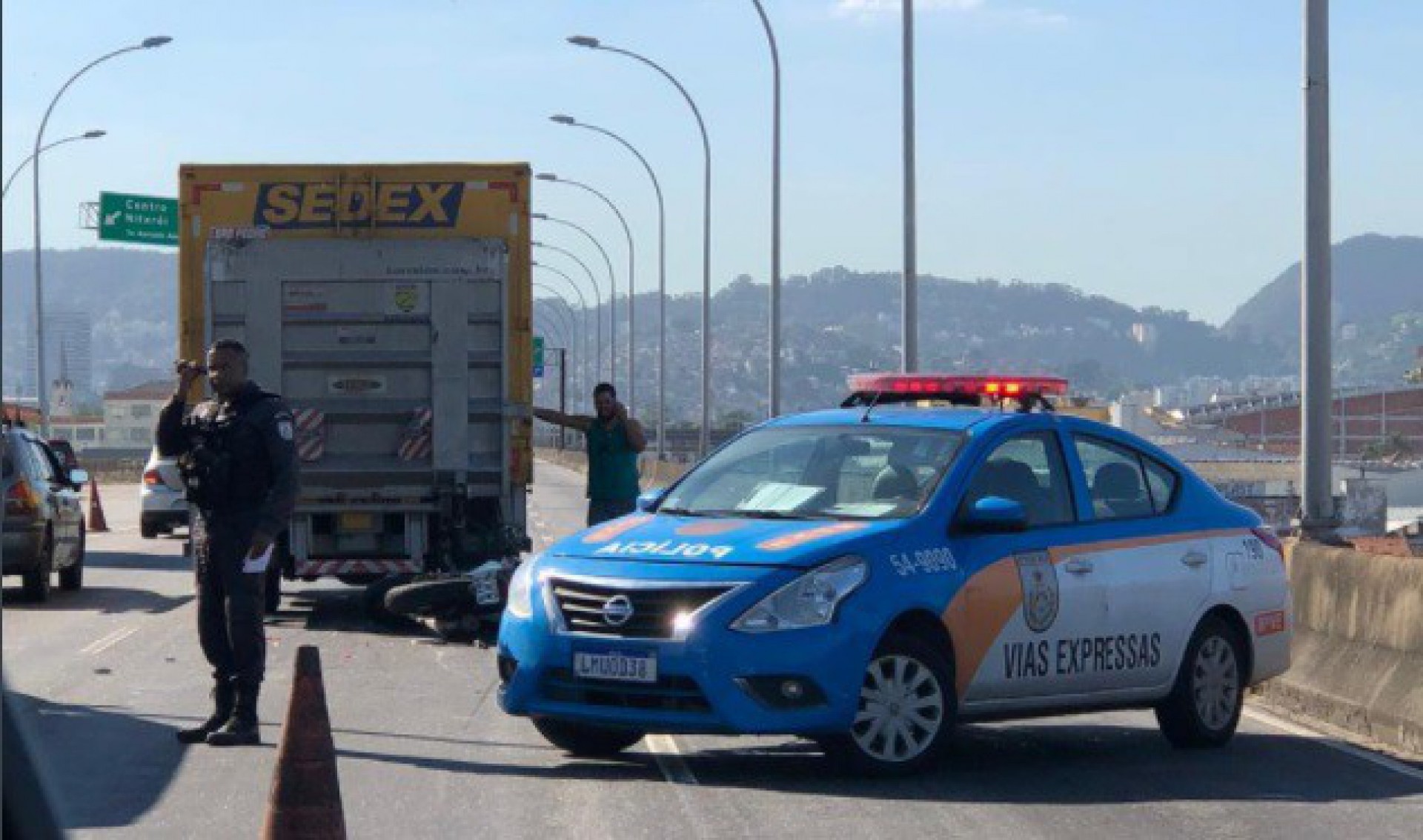Acidente entre moto e caminhão causaram transtorno no trânsito da Linha Vermelha - Reprodução/Twitter