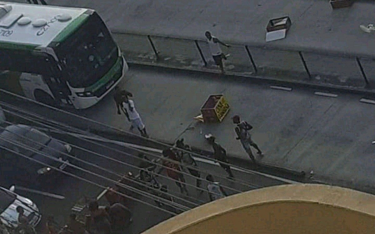 Tiroteio fecha Mercadão de Madureira e trecho entre as estações de BRT Manaceia e Galeão, no corredor da Transcarioca

