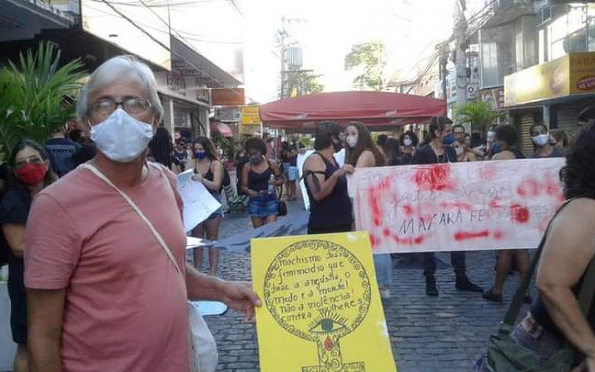 Manifestante usa cartaz para destacar a complexidade da violência contra a mulher - Enviada por WhatsApp