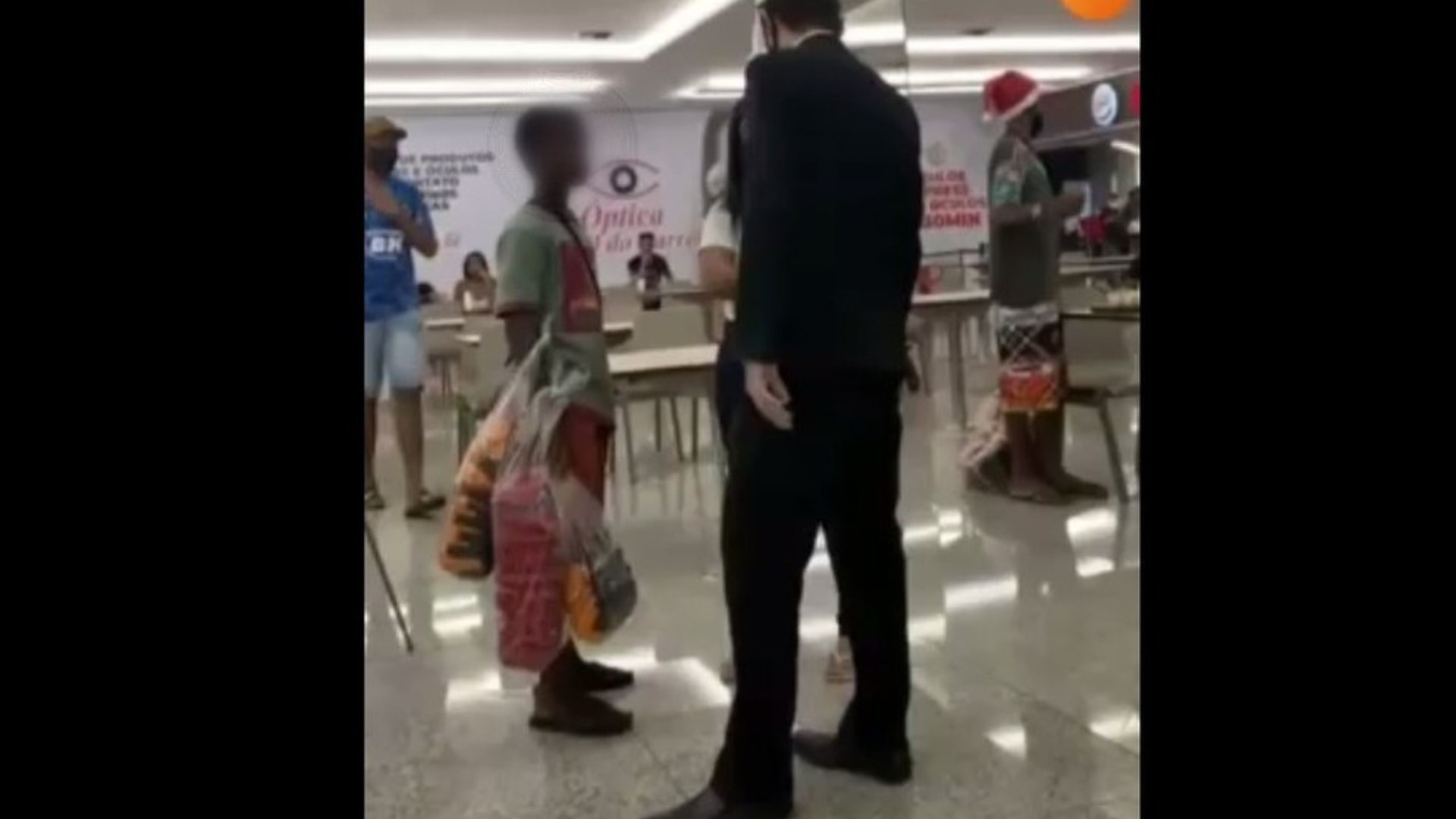 V&iacute;deo: seguran&ccedil;as tentam expulsar meninos negros de shopping em BH
