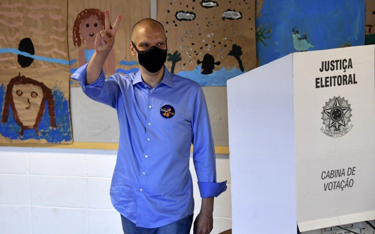 Covas votou em uma escola na Vila Madalena; à noite, fez agradecimentos à população. Boulos o parabenizou - AFP