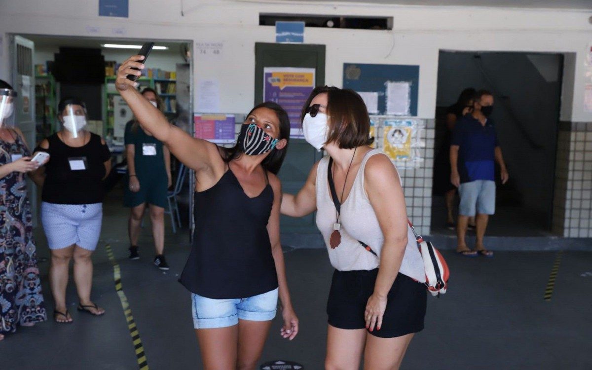 Regiane Alves vota em escola na Barra da Tijuca, Zona Oeste do Rio