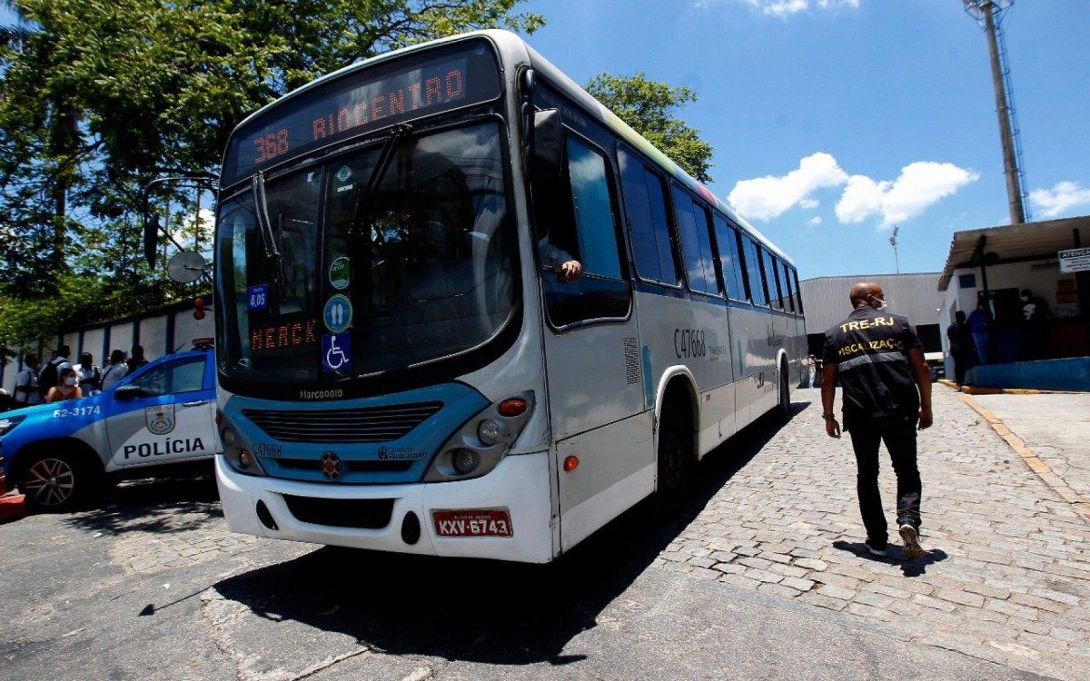 Greve de ônibus deixa milhares de passageiros sem transporte neste domingo