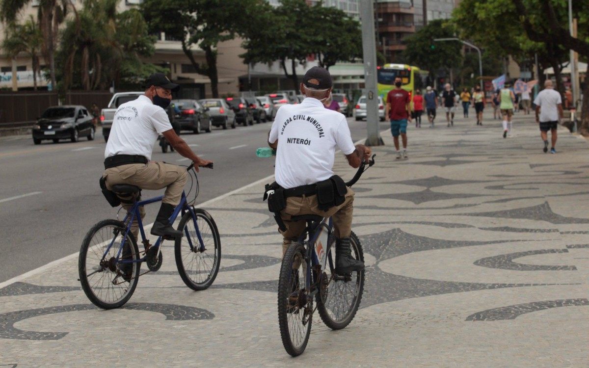 Os programas pagos pela prefeitura colocam em média 448 homens por dia nas ruas e contam com a proteção dos agentes os bairros de Icaraí e São Francisco, entre outros - Foto Berg Silva