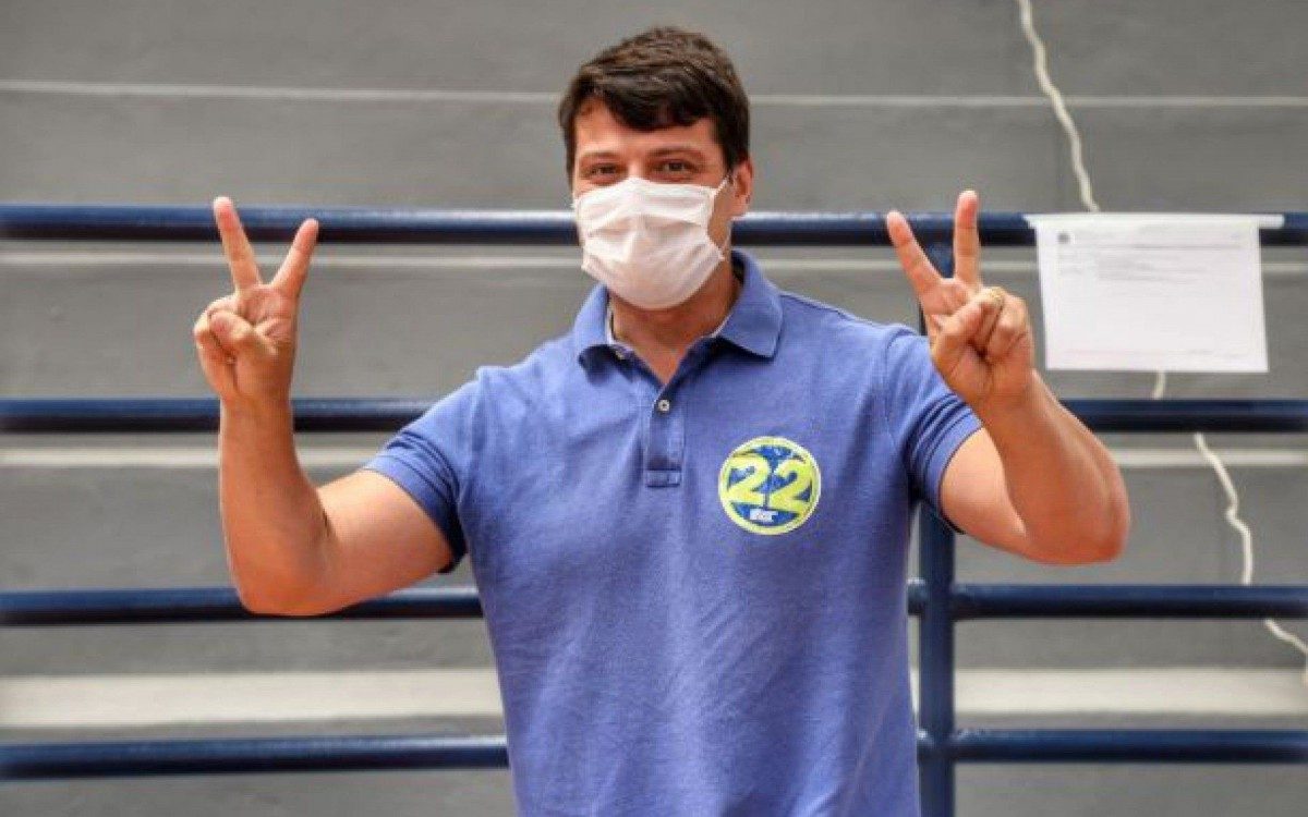 Bernarod Rossi (PL) votou pela manhã no Centro de Petrópolis