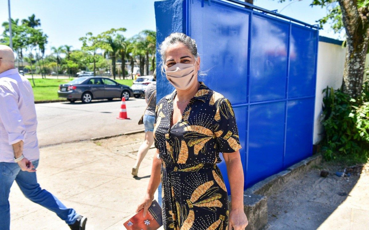 Gloria Pires votou no segundo turno em escola na Barra da Tijuca (RJ)