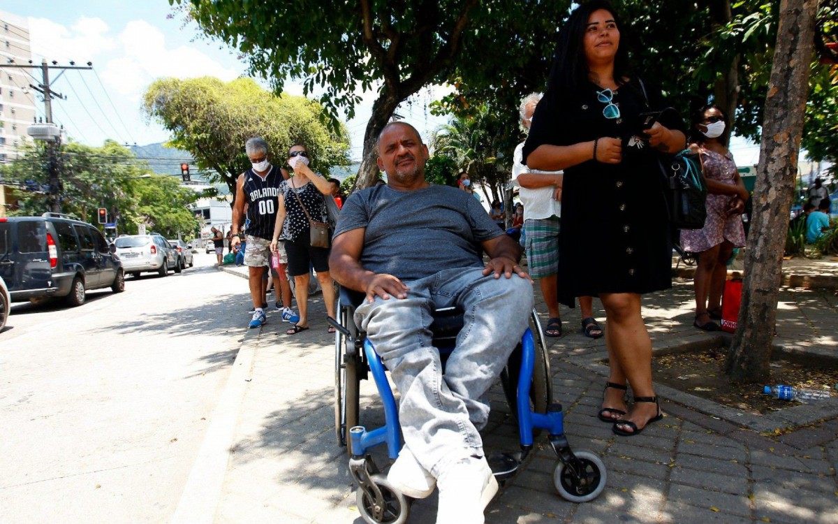 Greve de ônibus deixa milhares de passageiros sem transporte neste domingo