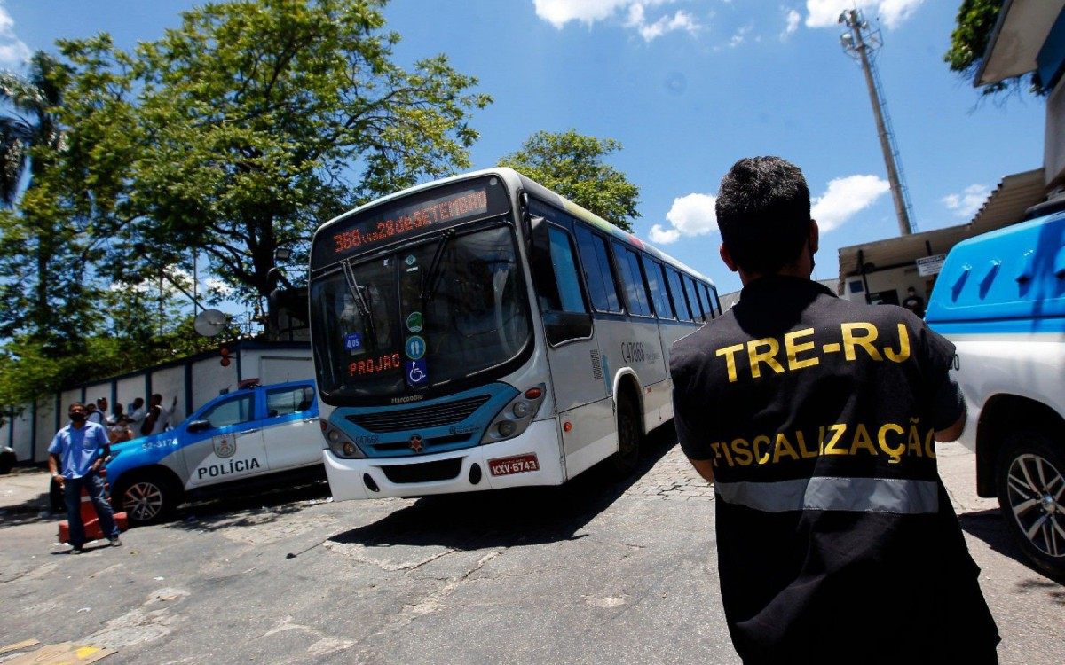 Greve de &ocirc;nibus deixa milhares de passageiros sem transporte neste domingo - Luciano Belford / Agência O Dia