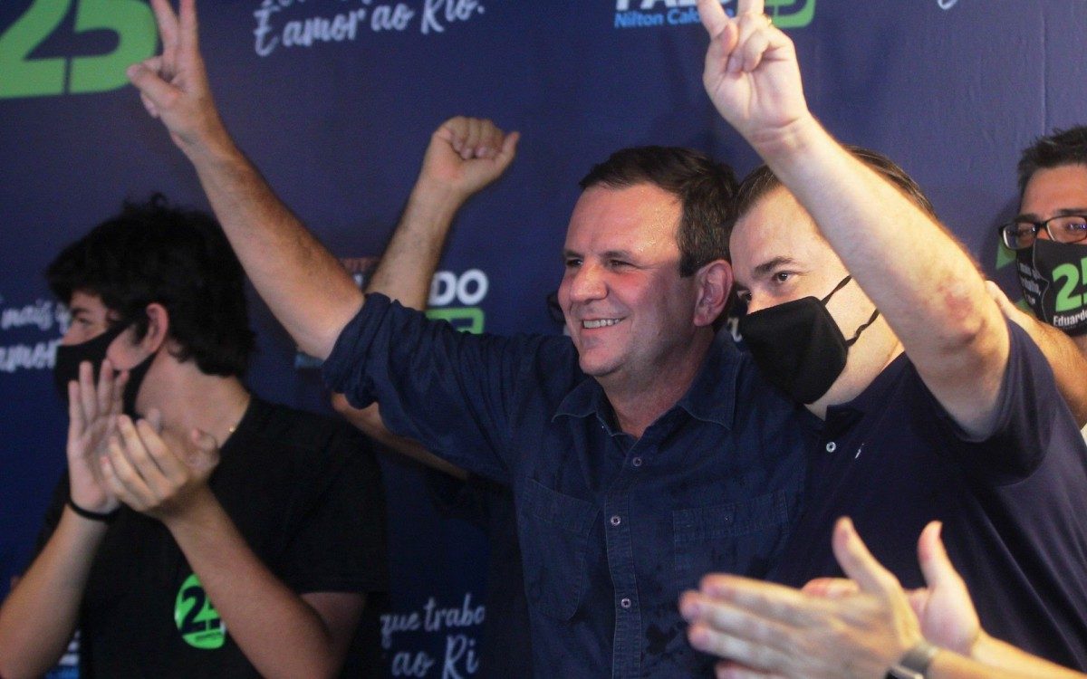 Eduardo Paes comemora vitória com o presidente da Câmara dos Deputados, Rodrigo Maia - Estefan Radovicz 