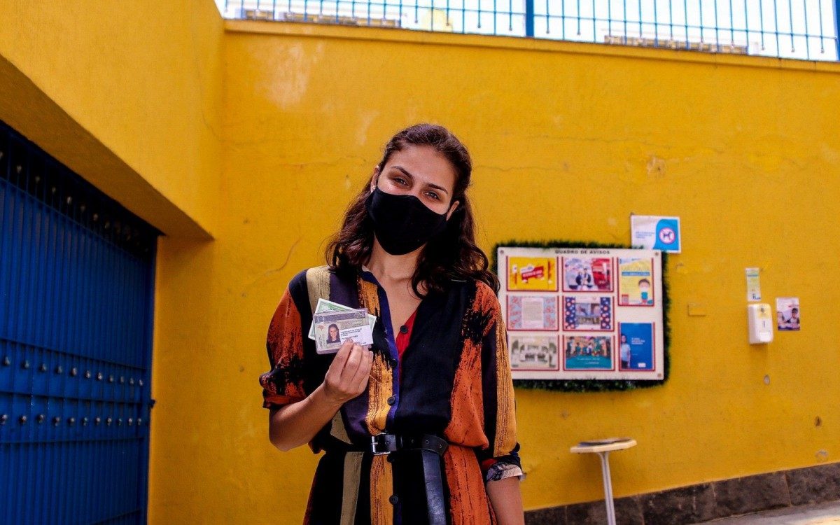 Paloma Bernardi votou em um col&eacute;gio no bairro do Trememb&eacute; na zona norte de SP
