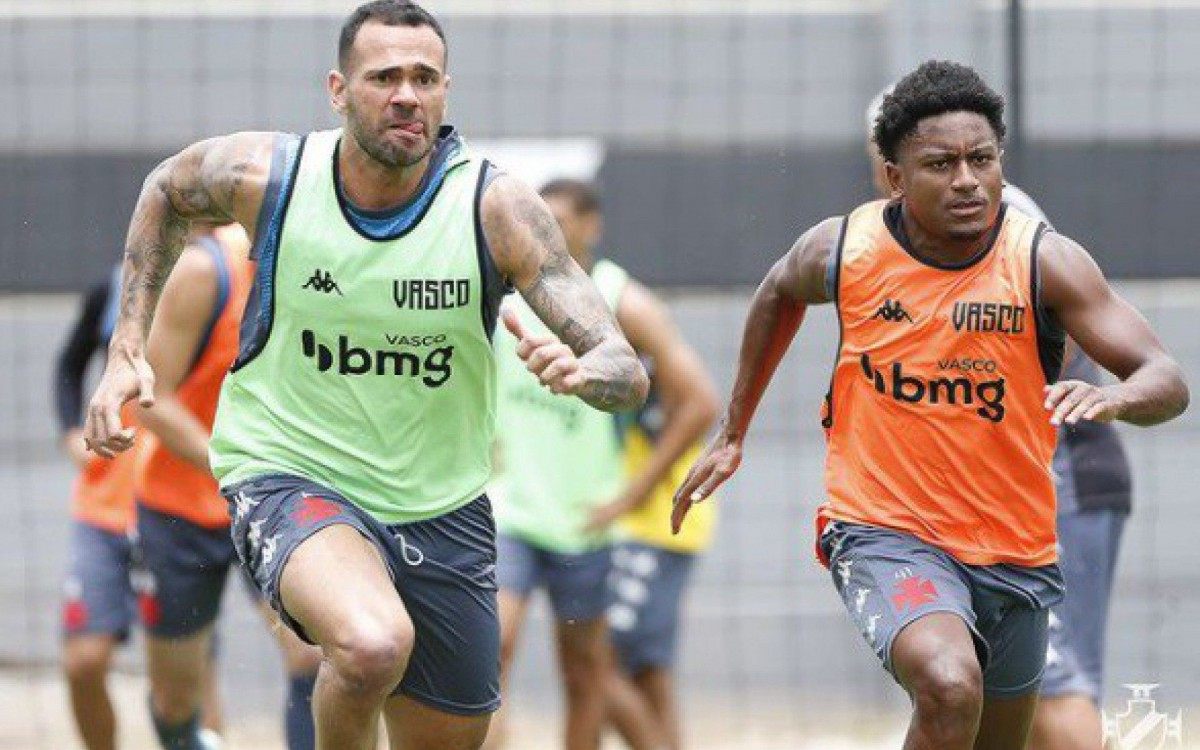 Leandro Castan (E) e Cayo Tenório no treino do Gigante da Colina