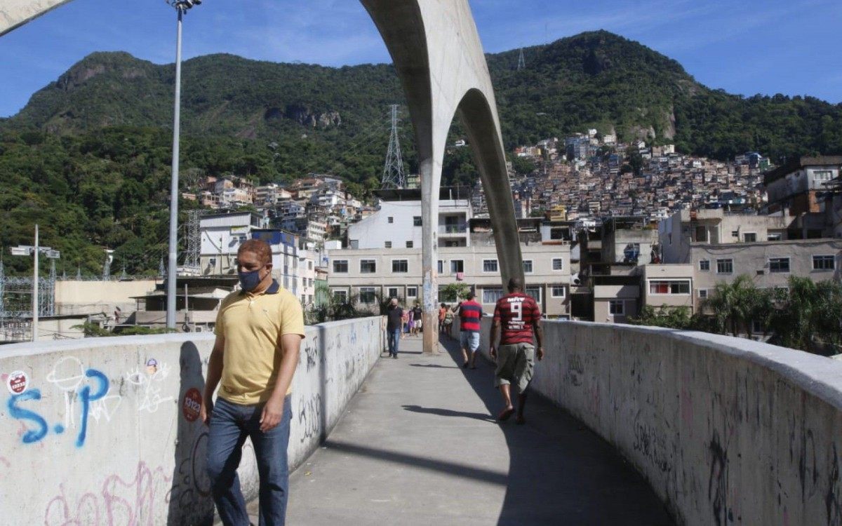 Movimenta&ccedil;&atilde;o tranquila na passarela da Rocinha, pr&oacute;ximo ao CIEP Ayrton Senna da Silva - Reginaldo Pimenta / Ag&ecirc;ncia O DIA