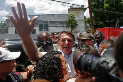 Ao votar no Rio, Bolsonaro questiona urna eletrônica e ironiza 'voto por smartphone'