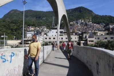 Movimenta&ccedil;&atilde;o tranquila na passarela da Rocinha, pr&oacute;ximo ao CIEP Ayrton Senna da Silva - Reginaldo Pimenta / Ag&ecirc;ncia O DIA