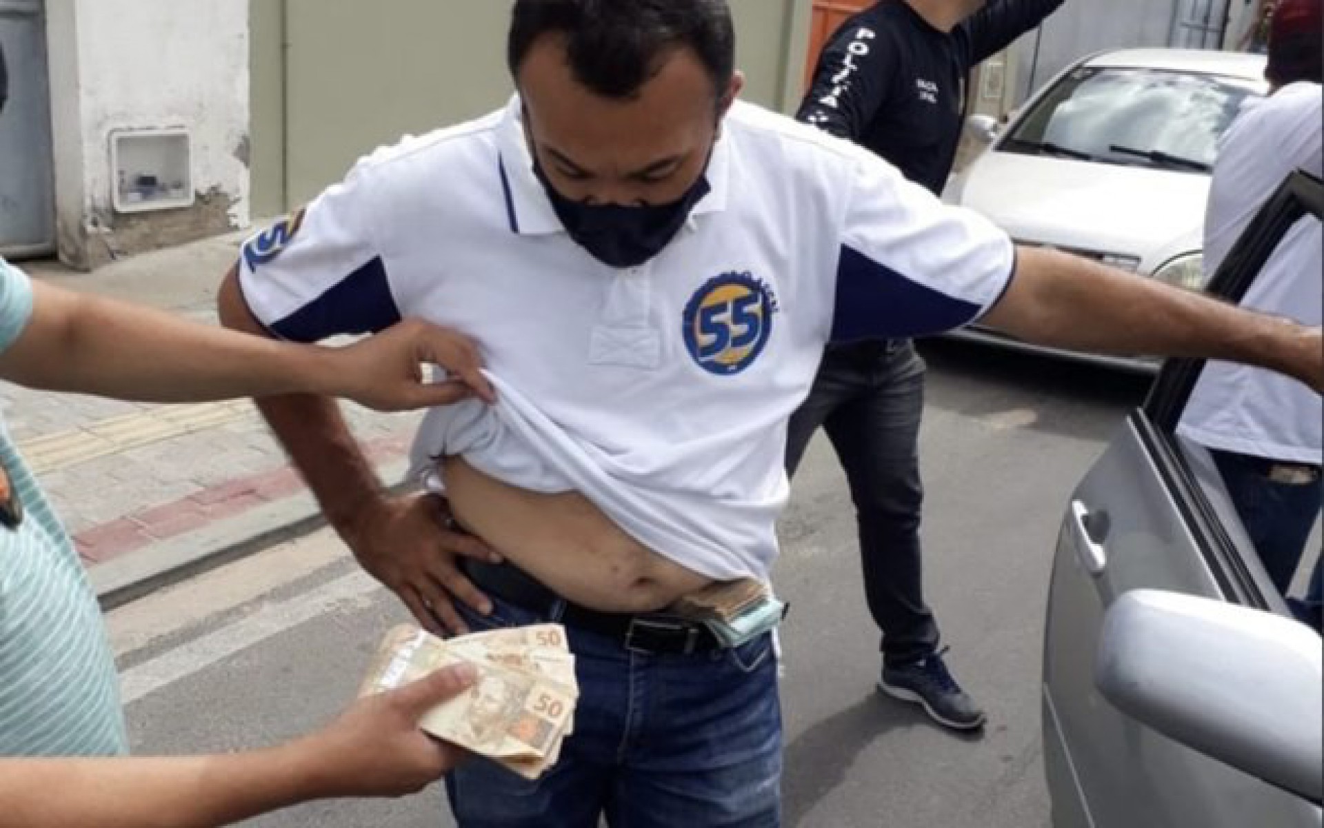 Pol&iacute;cia prende irm&atilde;o de prefeito candidato &agrave; reelei&ccedil;&atilde;o com dinheiro na cueca; v&iacute;deo