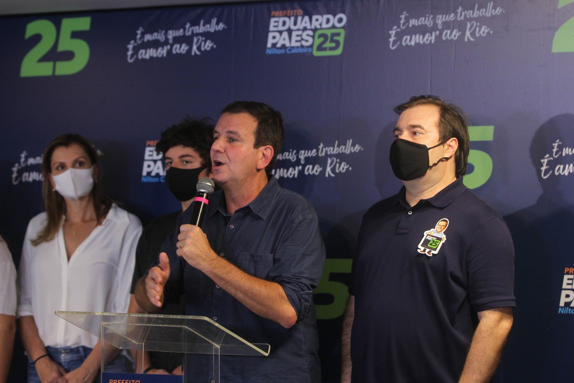 Eduardo Paes dá entrevista coletiva, ao lado de Rodrigo Maia, presidente da Câmara, logo após a confirmação da vitória - Estefan Radovicz 
