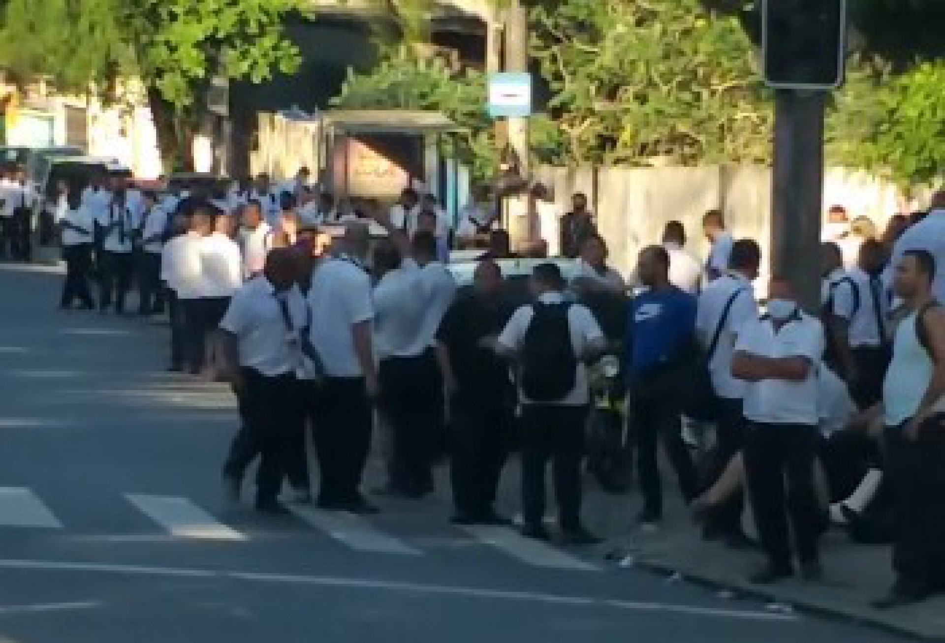 Funcionários aglomerados em frente a uma das garagens da empresa - Reprodução / Internet