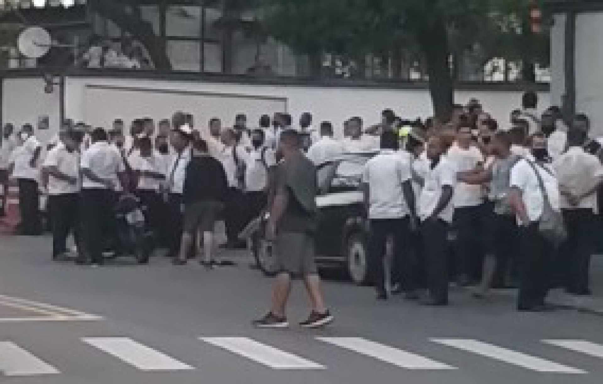 Funcionários aglomerados em frente a uma das garagens da empresa - Reprodução / Internet