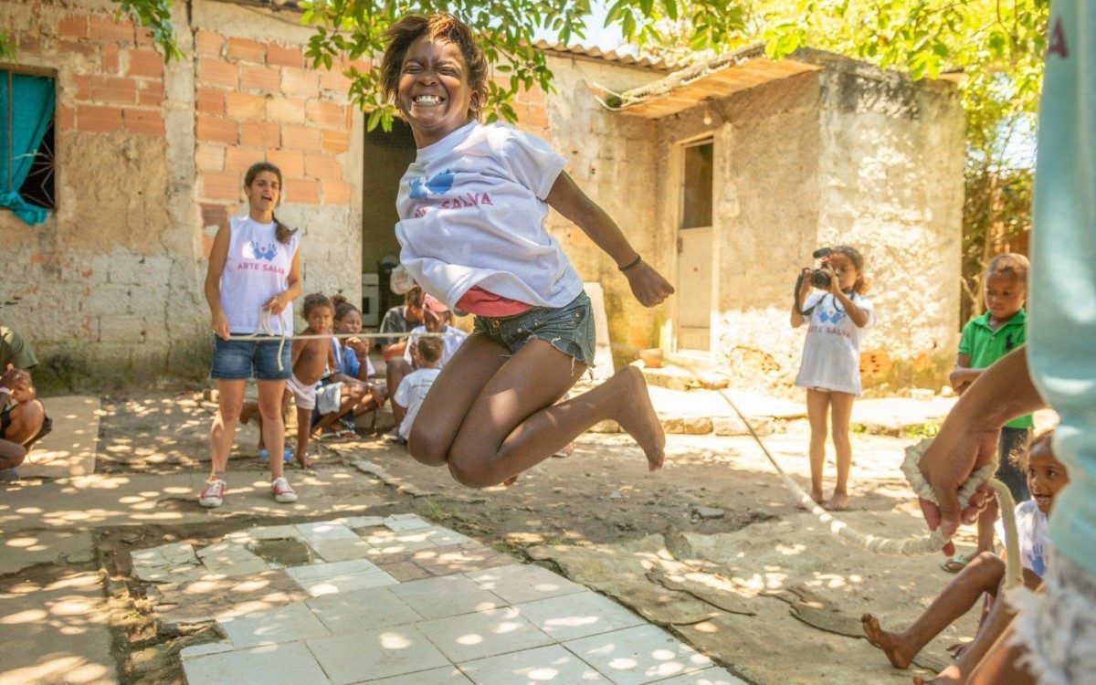 A Arte Salva atende 60 moradores das favelas 4 Rodas e Rampinha, no jardim Gramacho, em Caxias