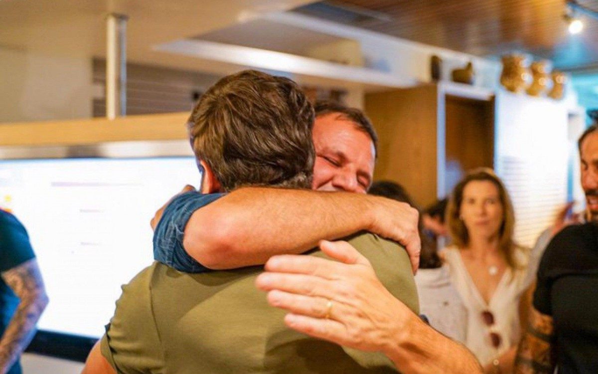 Marcelo Calero abraçando Eduardo Paes