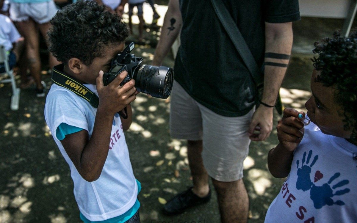 A Arte Salva atende 60 moradores das favelas 4 Rodas e Rampinha, no jardim Gramacho, em Caxias