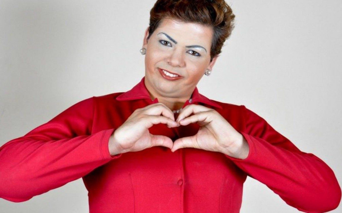 Gustavo Mendes caracterizado como Dilma Roussef