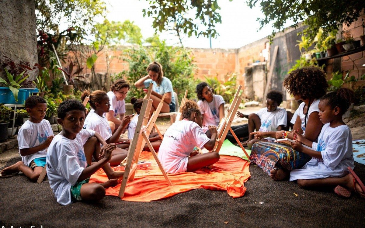 A Arte Salva atende 60 moradores das favelas 4 Rodas e Rampinha, no jardim Gramacho, em Caxias