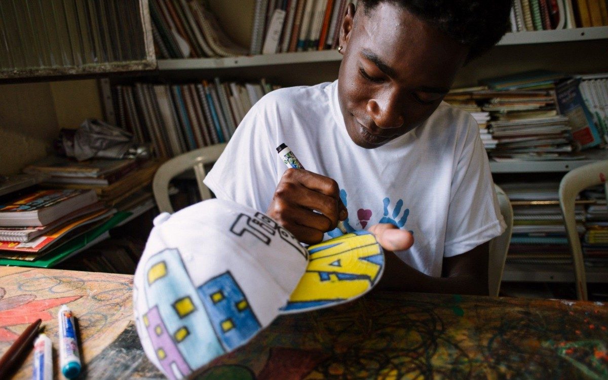 A Arte Salva atende 60 moradores das favelas 4 Rodas e Rampinha, no jardim Gramacho, em Caxias