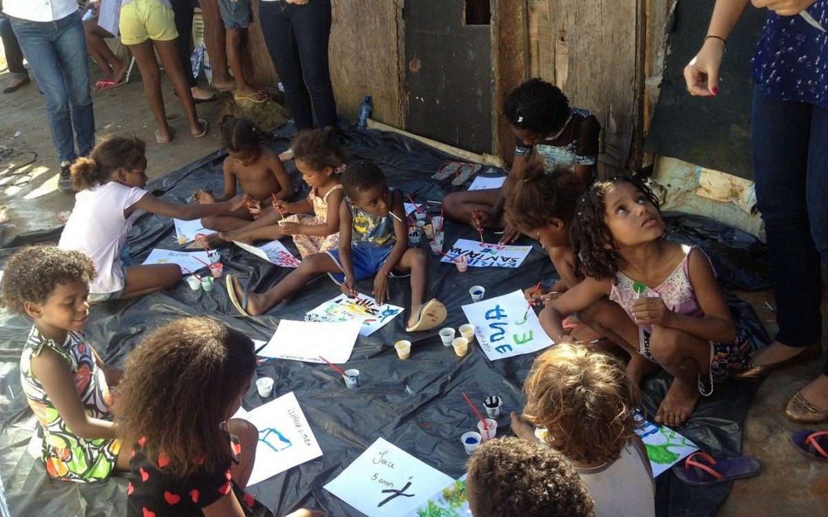 A Arte Salva atende 60 moradores das favelas 4 Rodas e Rampinha, no jardim Gramacho, em Caxias