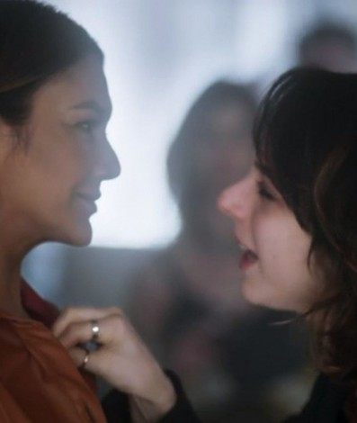 Dira Paes teve cenas quentes com Manoela Aliperti em 'As Five' - Reprodução