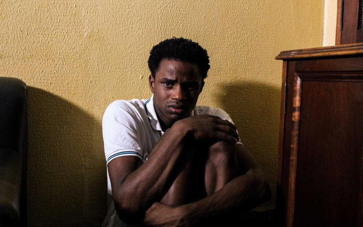 Cena do ator Kauê Rodrigo durante a gravação do curta Dezoito