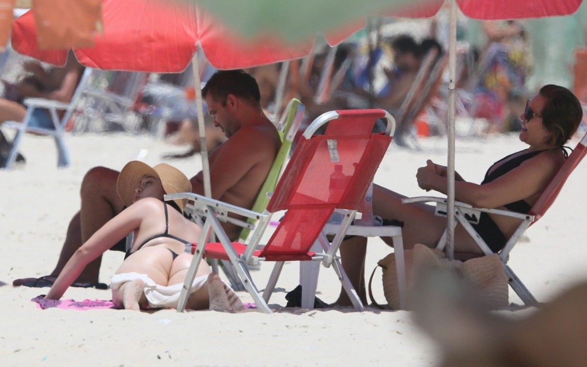 Ex-BBB Ana Clara curte dia de praia com amigos na Barra da Tijuca