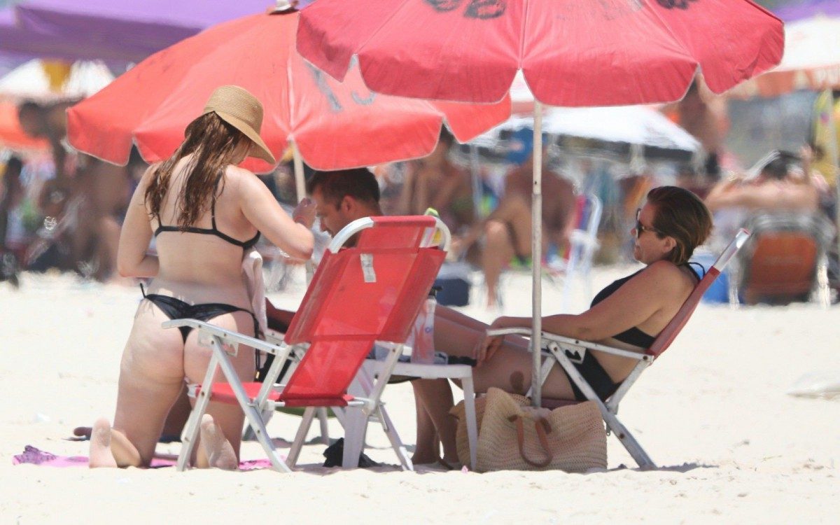 Ex-BBB Ana Clara curte dia de praia com amigos na Barra da Tijuca