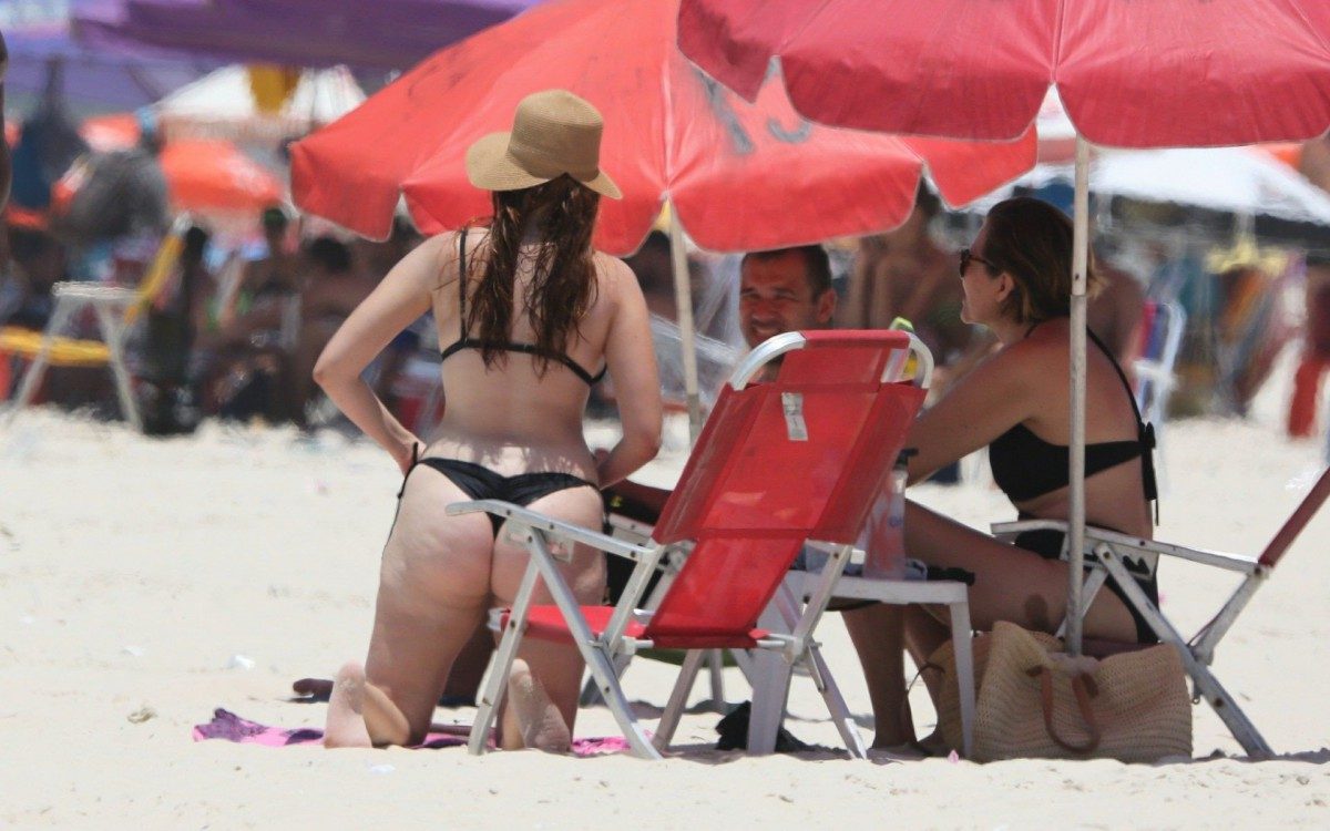 Ex-BBB Ana Clara curte dia de praia com amigos na Barra da Tijuca