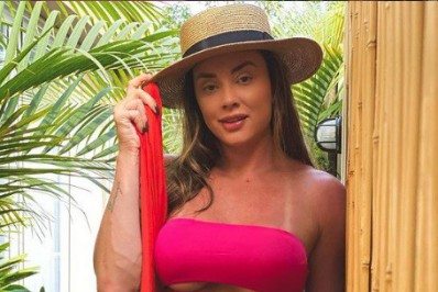 Marquinha pra quê? Juju Salimeni dispensa biquíni e faz topless em dia de piscina