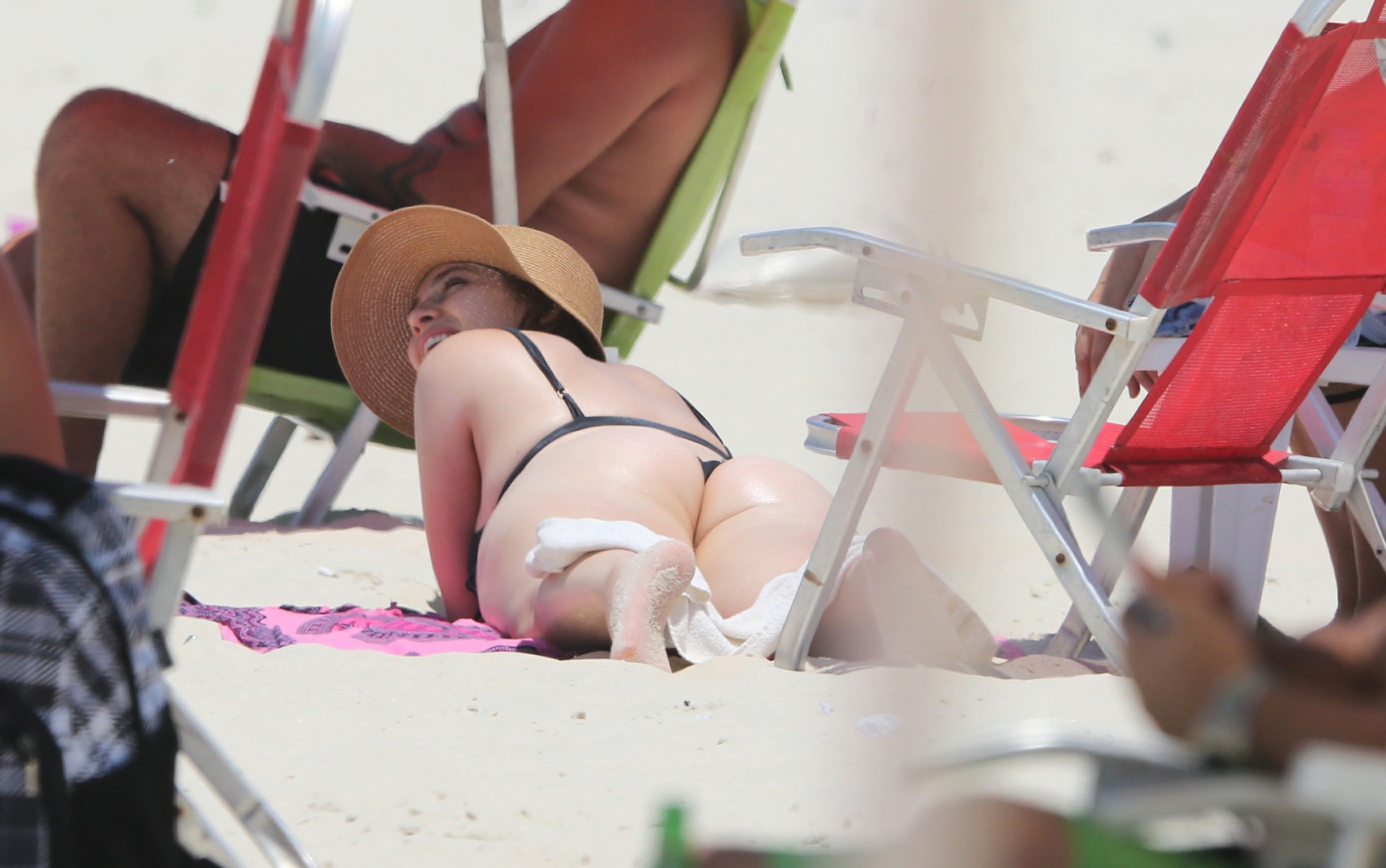 Ex-BBB Ana Clara curte dia de praia na Barra da Tijuca