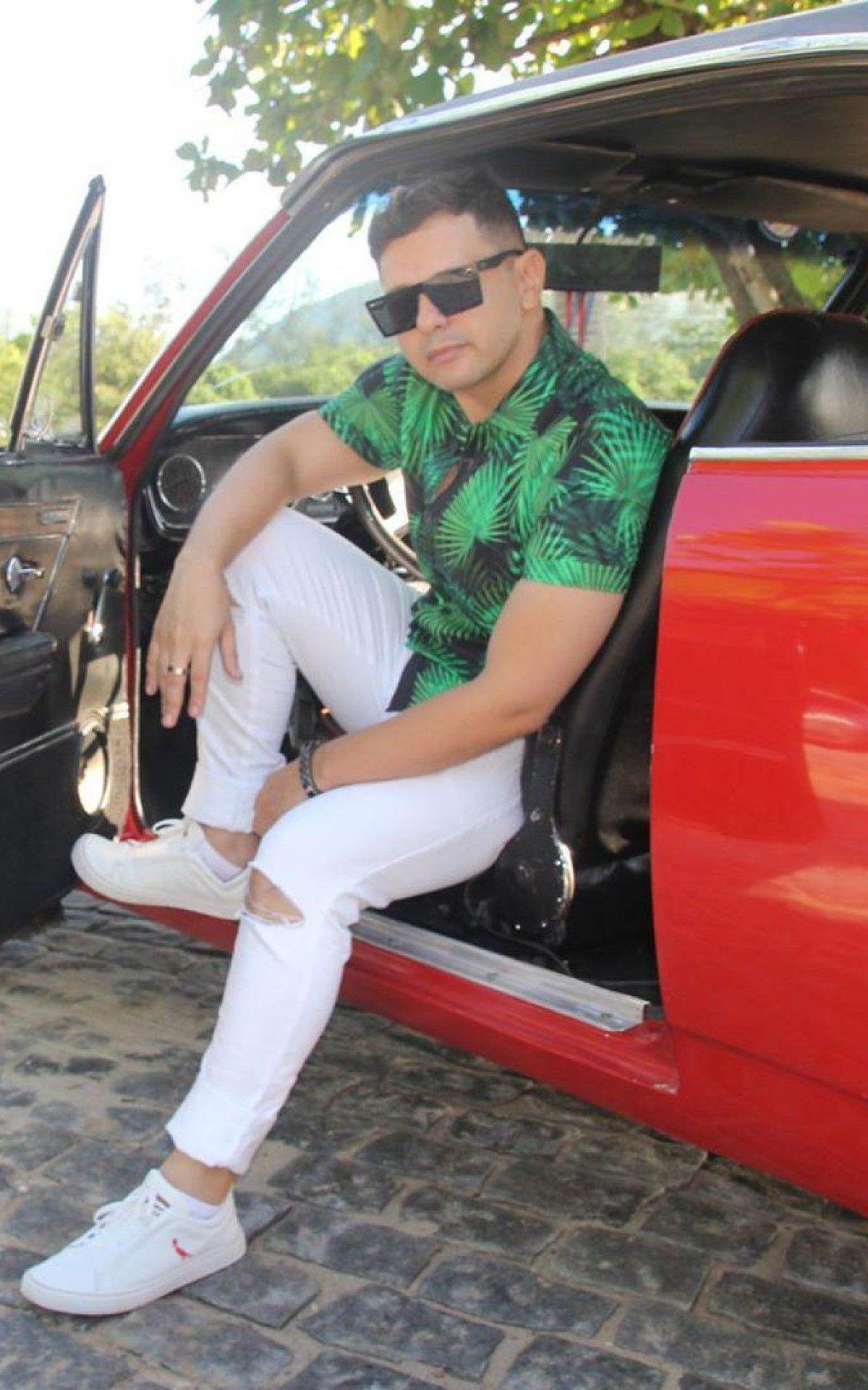 Cantor de São João de Meriti, Philip Link é chamado de Wando da Baixada