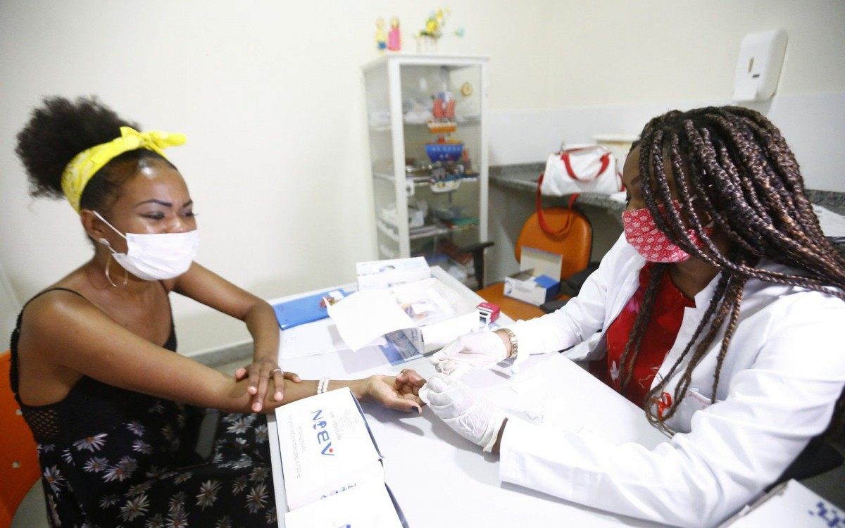 A equipe do Programa DST/Aids fez diversos teste na Policlínica Neuza Brizola