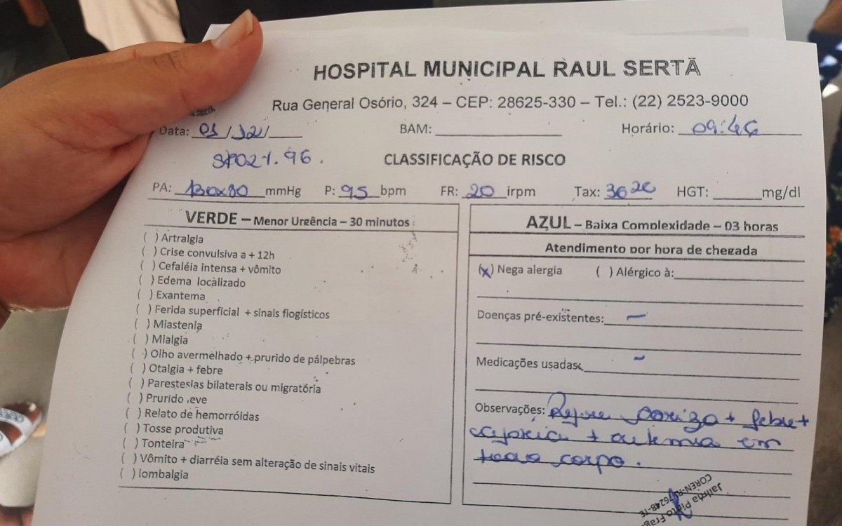 Primeira etapa da triagem, checagem da situação de saúde com as enfermeiras de plantão