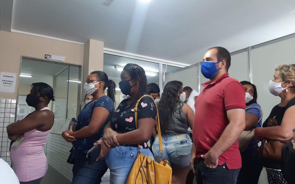 Pacientes em fila para preencher formulário, sem distanciamento mínimo de 1,5 metro