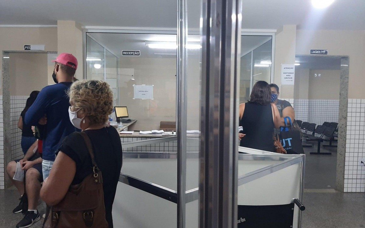 À esquerda, atendimento Covid. À direita, atendimento clínico para pacientes sem sintomas gripais