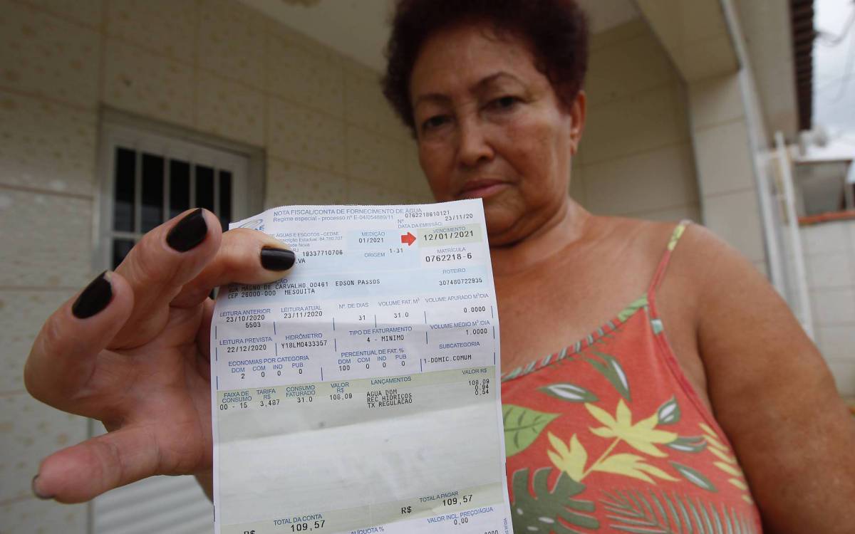 Rio de Janeiro 02/12/2020 - Moradores do Rio e da Baixada Fluminense sofrem com falta de água. Na foto acima a Dona Maria Melquiades que mora na rua Magna de Carvalho em Mesquita. Foto: Luciano Belford/Agencia O Dia