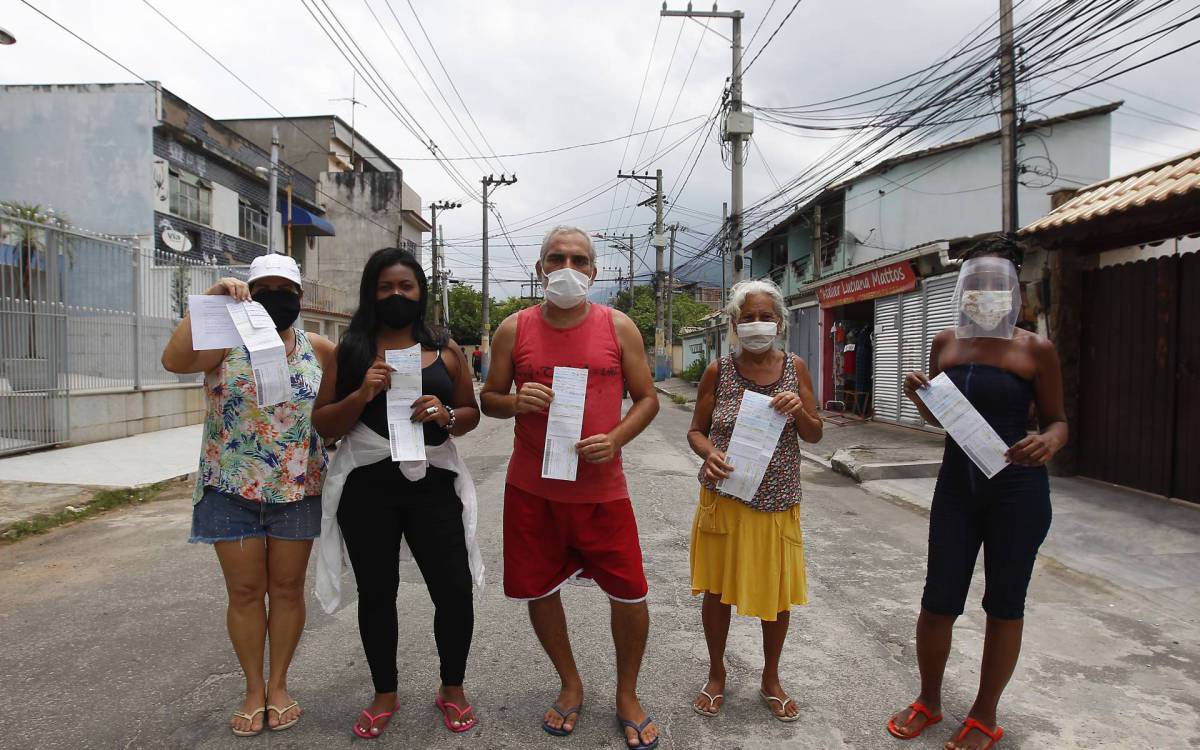 Rio de Janeiro 02/12/2020 - Moradores do Rio e da Baixada Fluminense sofrem com falta de água. Na foto acima os moradores Leila jordão de Novas, Thamires Maria Santos, Jorge Luiz jordão, Leda jordão e Luciana Matos, que moram na rua Magna de Carvalho em Mesquita. Foto: Luciano Belford/Agencia O Dia