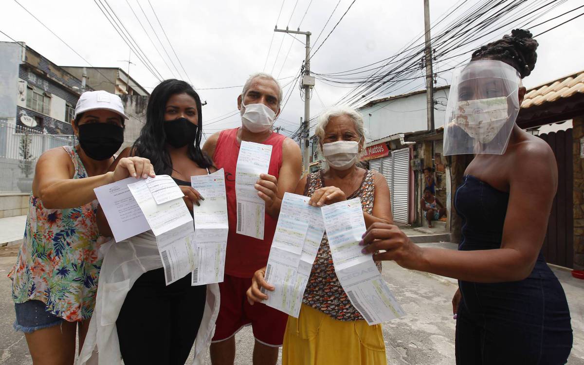 Rio de Janeiro 02/12/2020 - Moradores do Rio e da Baixada Fluminense sofrem com falta de &aacute;gua. Na foto acima os moradores Leila jord&atilde;o de Novas, Thamires Maria Santos, Jorge Luiz jord&atilde;o, Leda jord&atilde;o e Luciana Matos, que moram na rua Magna de Carvalho em Mesquita. Foto: Luciano Belford/Agencia O Dia - Luciano Belford/Agencia O Dia